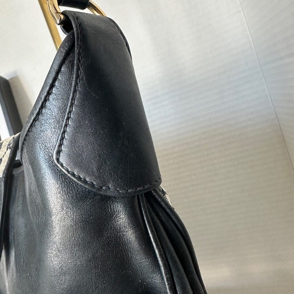 Authentic Gucci Canvas/Leather Shoulder Bag. - Picture 16 of 17